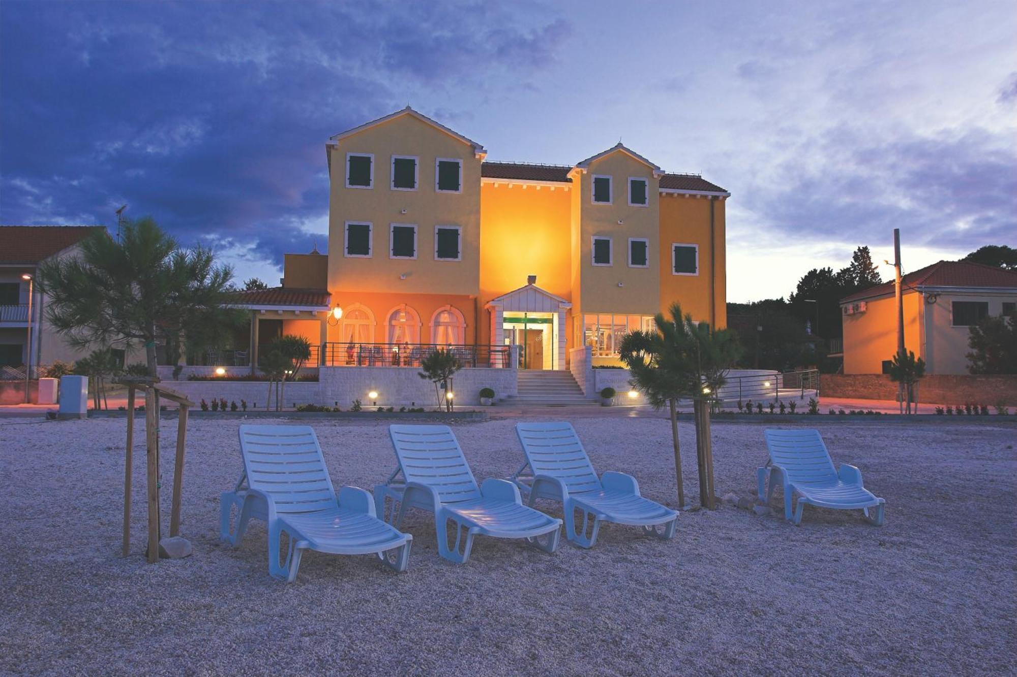 Hotel Spongiola Крапани Екстериор снимка